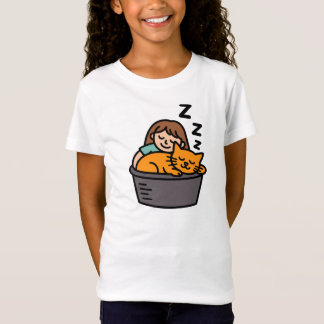 バケツで眠る女の子とオレンジ色の猫 Tシャツ