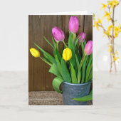 バケツに入ったピンクと黄色のチューリップ カード (黄色い花)