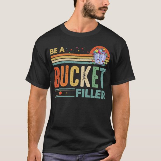 バケツの詰め物である Tシャツ (正面)
