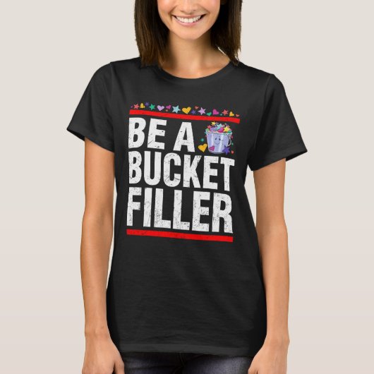 バケツの詰め物をするTシャツである Tシャツ (正面)
