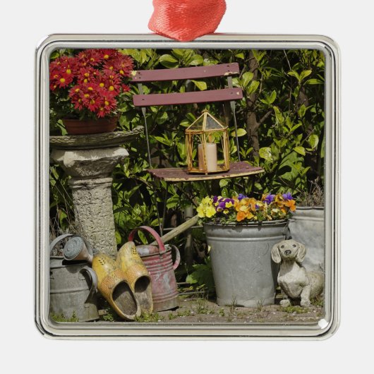 バケツ、くつ、花、ザーンス·シャンズ。 メタルオーナメント (正面)