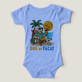 バケーション中の面白い犬Tシャツ | かわいい夏