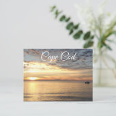 バザール湾に浮かぶ美しいケープコッドの夕日 ポストカード (スタンド正面)