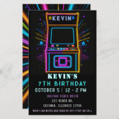 バジェットゲームおもしろいネオングローアーケード誕生日招待状 (正面/裏面)