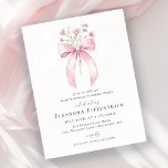 バジェットサプライズ80th誕生日ピンクボウ招待状<br><div class="desc">ピンクフェミニンコケットの弓は飾小さなピンクと紫の青の野花が付いている。</div>