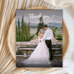 バジェットシック書道2写真結婚の感謝<br><div class="desc">Budget モダン Hand Lettered Script 2 Photo's 結婚 Thank You パーソナライズされた low budget THIN card.スタイリッシュ結婚モダン渦巻形のは、フォントを白く重ねて上に置いたタイポグラフィや書道スクリプトのと手でオーバーレイ写真書「ありがとう」と前面に完全な垂直の写真を搭載したサンキューカードテンプレート。***ご注意！***予算紙/チラシ薄い。***紙をアップグレードし、より厚い紙を作成する。***簡単をパーソナライズした名前とメッセージを表示す感謝している。ノートもしを手書きしたい場合は、サンプル文字を削除して宇宙を増やす。低コスかわいらしエレガントトの安いカード。もしデザイ救済ンターを連絡お願い！</div>