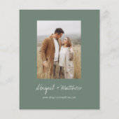 バジェットセージグリーンミニマリスト結婚式招待状 (裏面)