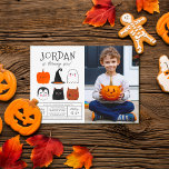バジェットハロウィンフレンズモダンボーイ誕生日写真<br><div class="desc">このモダンデザインは、私の装飾的なフォントの一つで大きな大文字の誕生日の男の子の名前を特徴お気に入りの、下の彼の年齢は可愛いスクリプトタイポグラフィで表示される。カードの真ん中にハロウィンの友達6人がいる。カボチャ、吸血鬼、魔女の帽子、黒猫、幽霊、人狼！彼らは図解入りの、写真付きのすべてシンプルスケッチスタイルだ。カードの下にはイベント詳細がレイアウトで表示さスタイリッシュれ、文字が入り口チケットのように見える整頓されたボックスに囲まれている！右側には好きな写真がある！このデザインにカスタム自分の写真を追加して誕生日の少年を紹介！私たちは写真の招待状が大好きで、彼らはすごい可愛いキープサックとしてダブルアップし、冷蔵庫に貼ったり、フォトアルバムに追加したりするために！カードは白いポルカパターンで明るいオレンジ色に反転する。この招待状はどの年齢向けでも、12歳未満のお勧め！これらのカスタマイズ招待状を開始するにクリックは、「このテンプレートをパーソナライズ」ボタンをクリックし、プレースホルダ文字を変更する。よりもし高度な編集オプションにアクセスしクリックてカスタマイズ「続けて」を選択すると、フォント、色、配置などを編集できるようになります。Zazzleの予算選択の一部として、このシートは標準の招待状サイズまたは紙品質ではない。このデザインもしは、私たちの店で見つけることができる招待カード上で、またはあなたの選択の製品に転送するためにZazzle Make Machineを使用して使用する。ご感じごご質問は連絡ご遠慮なく承りますがご了承ください。さらに秋やハロウィーンバースデーパーティ招待状も当店で利用可能！</div>