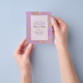 バジェットパープルと金ゴールド大理石結婚式招待状 チラシ (手)