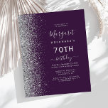 バジェットパープルシルバーグリッター70th誕生日招待状<br><div class="desc">この離れ誕生会のデザインの手の端は銀モダンのグリッターのを備えフェイクている。カスタマイズ可能な文字は、ダークパープルの背景にシルバーグレーの手書き文字、コピープレートと斜体のフォントを組み合わせている。裏面は紫と銀の対応するグリッターデザインを備える。</div>