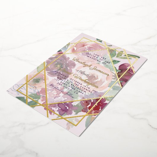 バジェットピンクのフローラと金ゴールド幾何学的 箔招待状 (回転した状態)