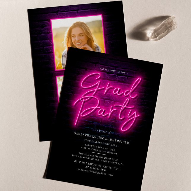 バジェットピンクネオン写真卒業パーティー招待状 (Graduation Script Neon Pink Grad Photos Grad Party Invitation)