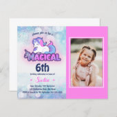 バジェットピンクパープルユニコーンフォト誕生日招待状 (正面/裏面)