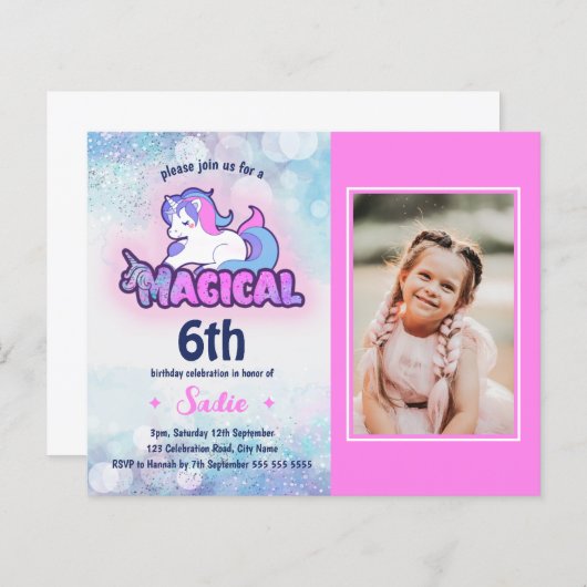 バジェットピンクパープルユニコーンフォト誕生日招待状 (正面/裏面)