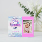 バジェットピンクパープルユニコーンフォト誕生日招待状 (スタンド正面)