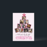 バジェットフォトメリークリスマスピンクのクリスマス ポストカード<br><div class="desc">あなたの個人的な写真の選択で作られた可愛いピンクと紫のクリスマスツリーは、あなたの友人と家族のために完璧な予算の休日のはがきを作る。フォトフレームの色ファンシーを調整するスクリプトとタイポグラフィ「メリークリスマス」。フェスティバルかわいらしピンクのグリッター星このフォトツリーの上に、この甘いグリーティングポストカードを終了する。</div>