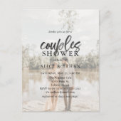 バジェットブラシスクリプトフォトカップルのシャワー招待状 インビテーションポストカード (正面)