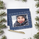 バジェットブルー白（ユダヤ教）メノラーパターンHanukkah写真<br><div class="desc">バジェット素朴ブルーホワイト（ユダヤ教）メノラーハヌカーのフォトカード休日のメノラのフェスティバルパターンとあなたのカスタム写真。**私たちの予算紙は、より小さく、より軽く、より繊細だが、まだ美しい！エンベー忘れプを受け付けもしる必要がある場合は封筒を使用しない場合は連絡katescreationszazzle@gmail.comまでお問い合わせください</div>