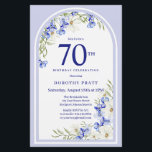 バジェットホワイトブルーフローラ70th誕生日招待状<br><div class="desc">第70回エレガント誕生日パーティーの招待テンプレートは、白いデイジーと青い野の花で作られたBohoフローラアーチを備えている。このアイテムはBoho Arch Blue and Whiteフローラ・コレクションの一部。</div>