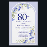 バジェットホワイトブルーフローラ80th誕生日招待状<br><div class="desc">80回目エレガントの誕生日パーティーの招待テンプレートには、白いデイジーと青い野の花で作られたBohoフローラアーチが含まれる。このアイテムはBoho Arch Blue and Whiteフローラ・コレクションの一部。</div>