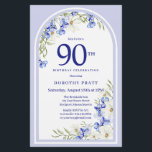 バジェットホワイトブルーフローラ90th誕生日招待状<br><div class="desc">第90回エレガント誕生日パーティーの招待テンプレートは、白いデイジーと青い野の花で作られたBohoフローラアーチを備えている。このアイテムはBoho Arch Blue and Whiteフローラ・コレクションの一部。</div>