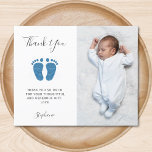 バジェットボーイの赤ちゃんシャワー写真サンキューカード<br><div class="desc">この予算Boy's Baby Showerサンキューカード飾はスクリプトタイポグラフィと可愛いブルーグリッターベビーの足と共にエレガントある。メッセージや写真を使って簡単にカスタマイズ可能。</div>