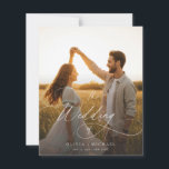 バジェットモダンスクリプト日没の写真の結婚式の招待<br><div class="desc">バジェット手頃スクリプトでタイムレスなエレガモダンンスを受け入れるサンセット写真の結婚式の誘い。ソフトでロマンチックなビーチサンセットテーマとスクリプトを備えた結婚式招待状エレガントを搭載。</div>