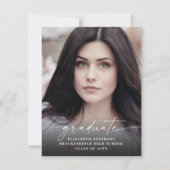 バジェットモダンホワイトスクリプト写真卒業 案内状 (正面)