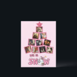 バジェット写真で雪のピンクのクリスマスを許可 ポストカード<br><div class="desc">あなたの個人的な写真の選択で作られた可愛いピンクのクリスマスツリーは、あなたの友人と家族のために完璧な予算の休日のはがきを作る。「雪を降らせろ」中央の雪だるま。フェスティバルかわいらしピンクのグリッター星このフォトツリーの上に、この甘いグリーティングポストカードを終了する。</div>