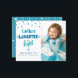 バジェット写真Hanukkah Latkes笑いライトカード<br><div class="desc">「ラトケ、笑い、光」 おもしろいお洒落、手作りのタイポグラフィとダビデのランダムな星の色の白い背景にダビデのパターン、ターコイズとティール（緑がかった色）、あなたの選択の写真と一緒にハヌカーで救済す。手で描いた白い線とランダムなダビデの星のパターンは、背面にティール（緑がかった色）の背景をオーバーレイ。この感じを送信する度に、休日の季節の暖かさと喜び素晴らし、カラフル、ハヌカパーソナライズされたー予算の写真グリーティングカード。ステッカー、枕、ラッピング紙、サービングトレイ、ホームデコルなども揃っている。ハヌカーを覚えさせろ！使用する簡単のテンプレートを使用して、写真を自分の写真に置き換え、あなたの選択の挨拶と名前を入力し、このHanukkah予算の写真のグリーティングカードを簡単にパーソナライズすることができる。質問や要望があれば私に連絡して下さい。</div>