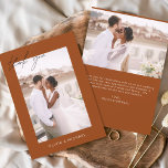 バジェット燃え結婚たオレンジの写真サンキューカード チラシ<br><div class="desc">Budget Burnt Orangeの結婚サンキューカードで、前面と背面に写真が表示される。サンキューカードにはモダン、ミニマルなモダン結婚式日のお祝いの後に使用するエレガント、シンプルと使用する手で文字のキュラシンプルーシブなスクリプトのタイポグラフィが含まれている。</div>