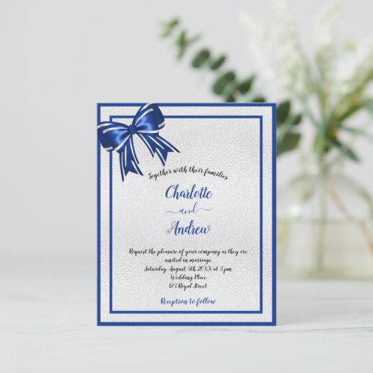 バジェット王室のブルーシルバーボウ結婚式招待状 (スタンド正面)
