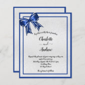 バジェット王室のブルーシルバーボウ結婚式招待状 (正面/裏面)