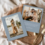 バジェット結婚のThank You Dusty Blueフォトカード チラシ<br><div class="desc">フロント結婚とバックに写真がある予算のサンキューカード。サンキューカードにはモダン、ミニマルなモダン結婚式日のお祝いの後に使用するエレガント、シンプルと使用する手で文字のキュラシンプルシックスクリプトのタイポグラフィが含まれている。</div>
