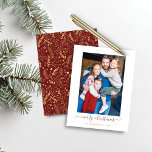 バジェット赤金ゴールドシンプルメリークリスマスフォト<br><div class="desc">BUDGETレッド金ゴールドシンプルスクリプモダントMerry Christmas Photo Holiday Cardあなたの写真とお気に入りのを特集しシンプルてエレガント、Merry Christmas greetingをスクリプト化。背中にはフェスティバルが飾られエレガント、金ゴールド箔のスタイルやパイン葉ス、冬の赤い背景には他の冬の植物の緑のパターン。今年のホリデーカードに最適！**私たちの予算紙は、より小さく、より軽く、より繊細だが、まだ美しい！封筒忘れを使わない!**おもし客様のサポートや一致する商品は、cedarandstring@gmail.comまでお電話ください。</div>