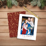 バジェット赤金ゴールドシンプルメリークリスマスフォト<br><div class="desc">BUDGETレッド金ゴールドシンプルスクリプモダントMerry Christmas Photo Holiday Cardあなたの写真とお気に入りのを特集しシンプルてエレガント、Merry Christmas greetingをスクリプト化。背中にはフェスティバルが飾られエレガント、金ゴールド箔のスタイルやパイン葉ス、冬の赤い背景には他の冬の植物の緑のパターン。今年のホリデーカードに最適！**私たちの予算紙は、より小さく、より軽く、より繊細だが、まだ美しい！封筒忘れを使わない!**おもし客様のサポートや一致する商品は、cedarandstring@gmail.comまでお電話ください。</div>