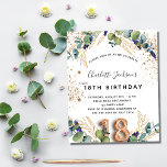 バジェット18th誕生日ユーカリ緑のグリッター<br><div class="desc">18歳の誕生日パーティー。ユーカリの飾緑と黄金のが白い背葉景。ゴールデンフェイクグリッタースポット。名前と詳細をパーソナライズ結婚して追加する。黒と金色の文字18番はバ書ロンスタイルフォント。バック：白い背景と黄金のフェイクグリッタースポット。</div>