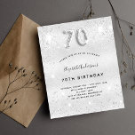 バジェット70th誕生日シルバーグリッター招待<br><div class="desc">70歳モダンのスタイリッシュ誕生日パーティーへの華やかな招待。銀フェイク色の背景、飾グリッターの塵。名前とパーティー・詳細のパーソナライズおよび追加70番はバ書ロンスタイルフォント、スクリプト付き。</div>