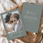 バジェット・セージ・グリーン結婚ズ・サンキューカード チラシ<br><div class="desc">フロントとバック結婚に写真を持つBudget Sage Greenのサンキューカード。サンキューカードにはモダン、結婚式の日のお祝いの後に使用するエレガント、シンプルタイポグラフィとモダン使用する手書き文字文字が含まれている。</div>