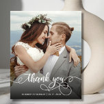 バジェットBoho書道2結婚写真ありがとう<br><div class="desc">Budget Boho Handモダン Lettered Script 2写真の結婚Thank You パーソナライズされた low budget THIN card.手スタイリッシュ結婚タイポグラフィでオーバーレイ文字「Thank You」を前面にフル縦写真を搭載したsのサンキューカードテンプレートや写真でスワッシュを白に重ねた書道の台本フォント。***ご注意！***予算紙/チラシ薄い。***紙をアップグレードし、より厚い紙を作成する。***簡単をパーソナライズした名前とメッセージを表示す感謝している。ノートもしを手書きしたい場合は、サンプル文字を削除して宇宙を増やす。低コスかわいらしエレガントトの安いカード。もしデザイ救済ンターを連絡お願い！</div>