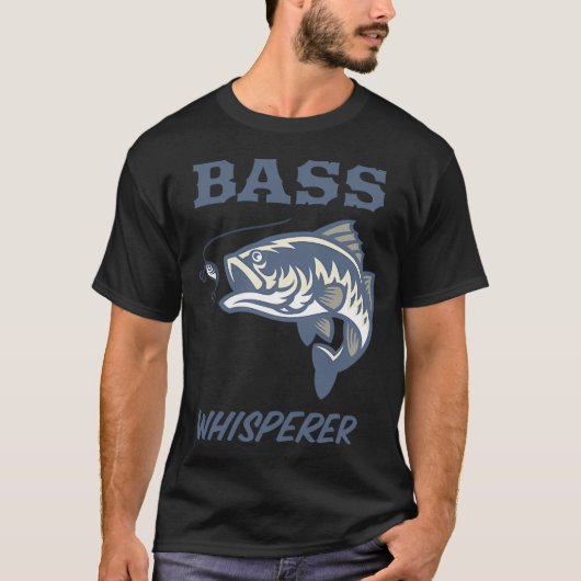 バスのささやき手 おもしろ 釣り Tシャツ (正面)
