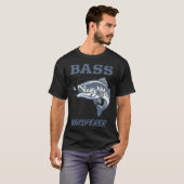 バスのささやき手 おもしろ 釣り Tシャツ (正面フル)