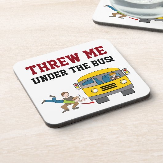 バスのコースターの下に私を投げ込んだ コースター (左側)