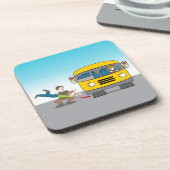 バスの下で投げられる コースター (左側)