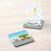 バスの下で投げられる コースター (右側)