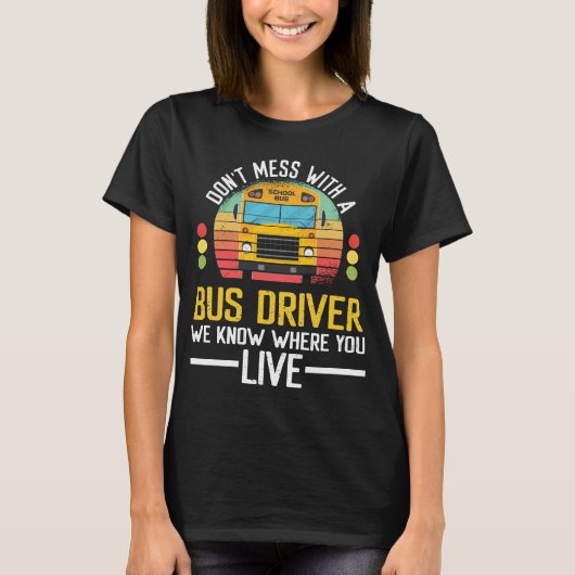 バスの運転手は、学校のバスの運転手の住んでいる場所を知っている Tシャツ (正面)