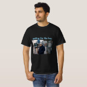バスを待つ Tシャツ (正面フル)