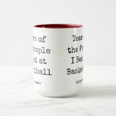 バスケおもしろいットボールでビートした人々の涙 マグカップ (中央)