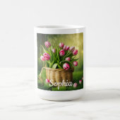 バスケットにピンクのチューリップ コーヒーマグカップ (中央)