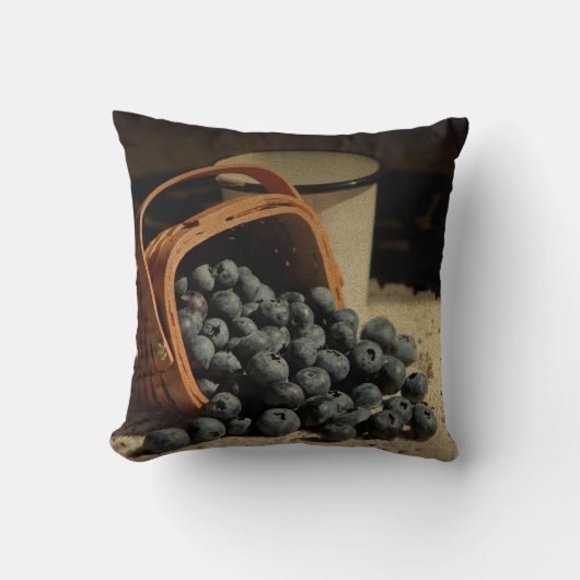 バスケットにブルーベリー – 旧世界静止画シリーズ クッション (正面)